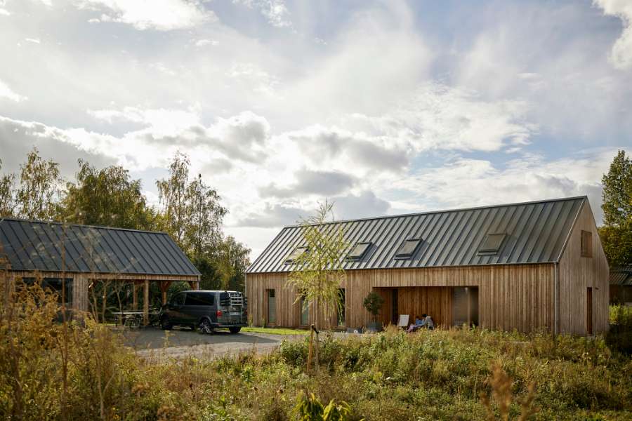 Roen sænker sig under ståltag på idyllisk naturgrund, Fischerstraße 11d, 14778 Päwesin, Tyskland